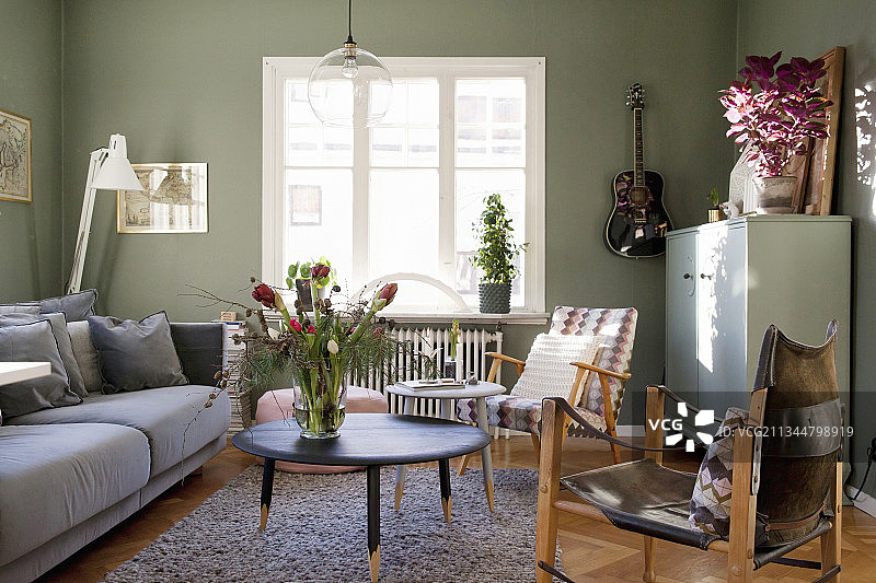 客厅的沙发、茶几和扶手椅都是绿色的图片素材