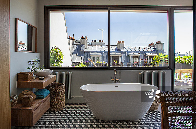 大窗户，独立式浴缸和浴室六角形地砖图片素材