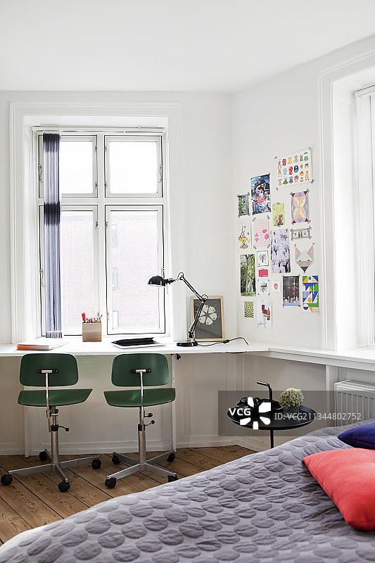 卧室的窗户前有一张白色的桌子和两把老式的转椅图片素材