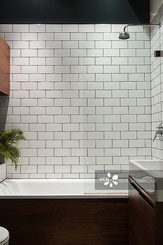 浴缸前的白色瓷砖墙图片素材