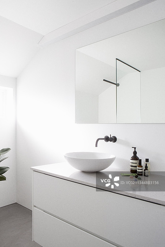 白色浴室的盥洗台和镜子图片素材