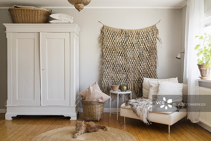 舒适，波西米亚风格的客厅米色和灰色图片素材