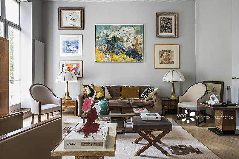 经典的客厅在柔和的色调与灰泥天花板图片素材