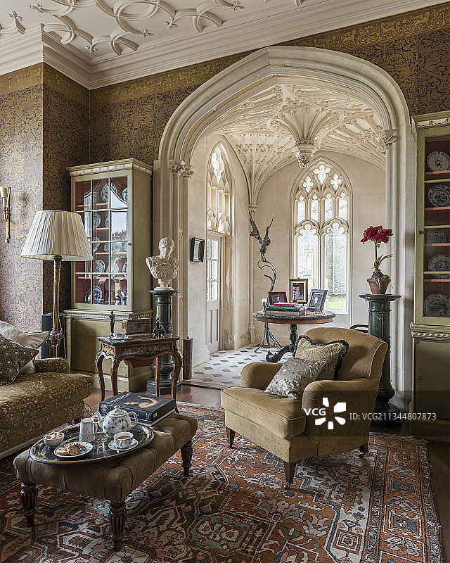 经典的客厅与灰泥细节在英国豪华住宅图片素材