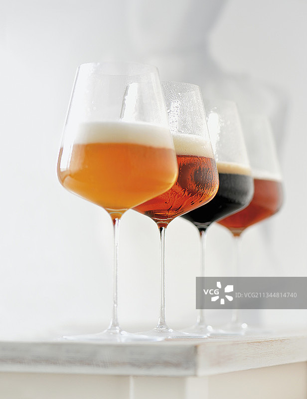 各种玻璃杯中的精酿啤酒图片素材