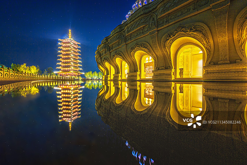 夜色光影中的佛顶宫和佛顶寺塔+牛首山（南京）图片素材