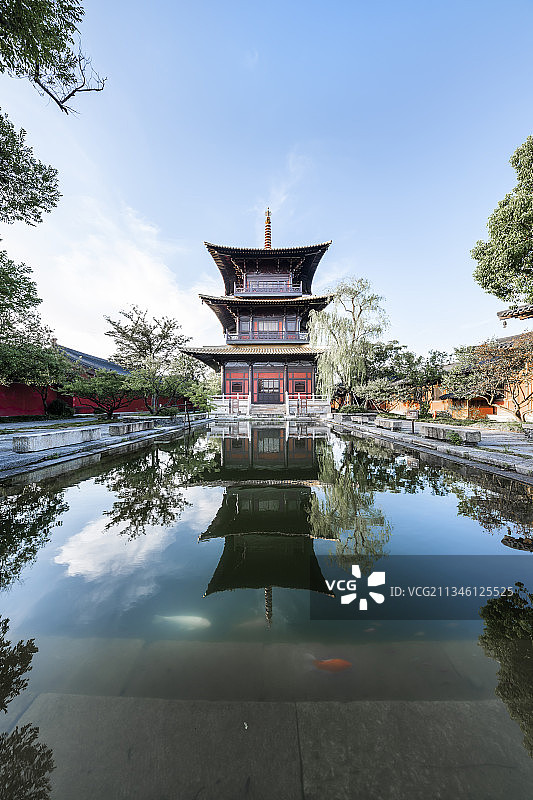上海之根松江广富林寺庙佛塔放生池倒影蓝天白云锦鲤图片素材
