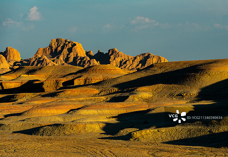 新疆克拉玛依乌尔禾魔鬼城阳光照射在雅丹群上图片素材