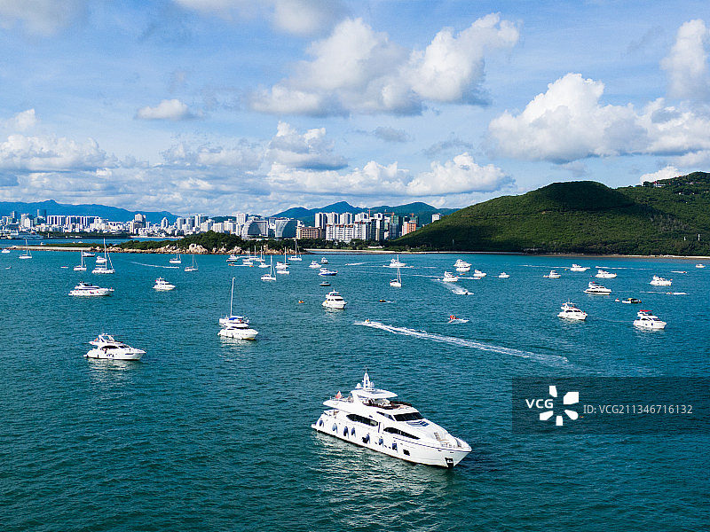 中国海南三亚凤凰岛游艇城市天际线航拍图片素材