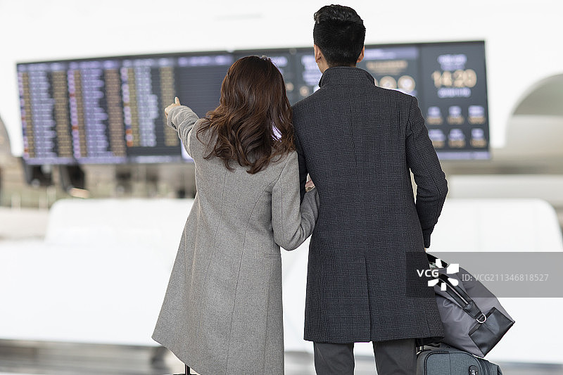 年轻夫妇在机场图片素材