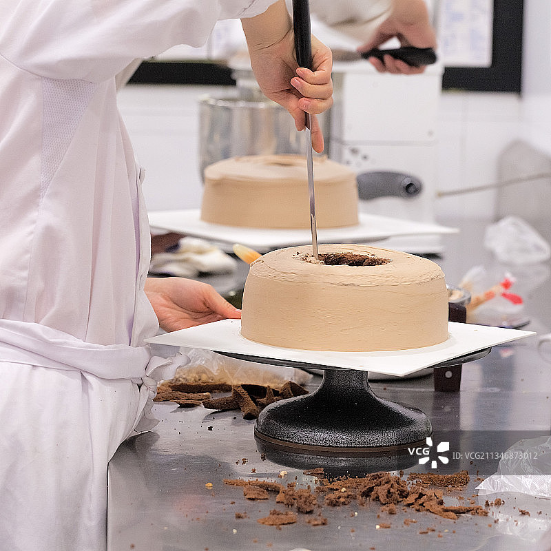 糕点师正在制作生日蛋糕图片素材