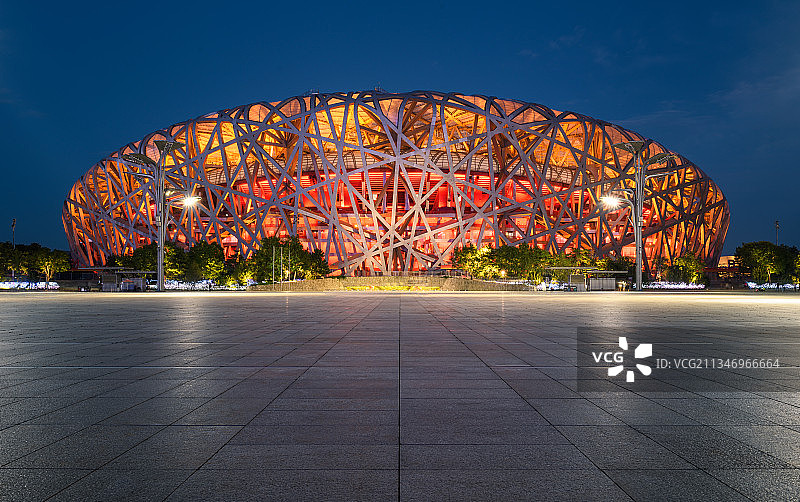 北京中轴线上亮灯的国家体育场鸟巢图片素材