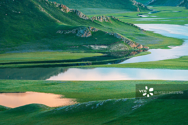 中国新疆巴音布鲁克大草原夏季日落风光图片素材