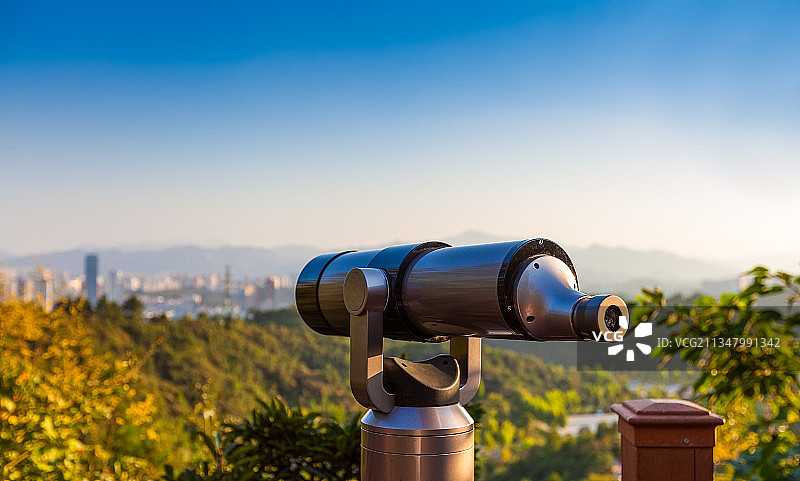 重庆山城城市建筑风光和望远镜图片素材