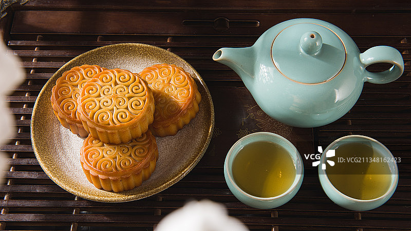 中秋节饮茶吃月饼图片素材