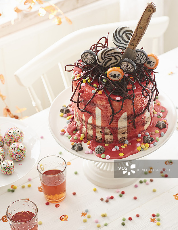 万圣节的“血蛋糕”，以覆盆子酱和巧克力为基础图片素材