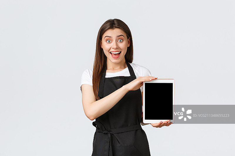 微笑的年轻女子的肖像手持数字平板电脑在白色的背景图片素材