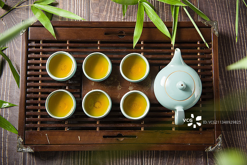 茶盘上的绿茶和竹叶，喝茶会友图片素材