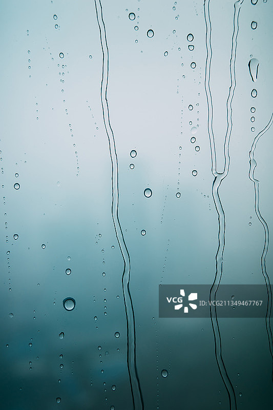 下雨天，玻璃上的水珠滚落图片素材