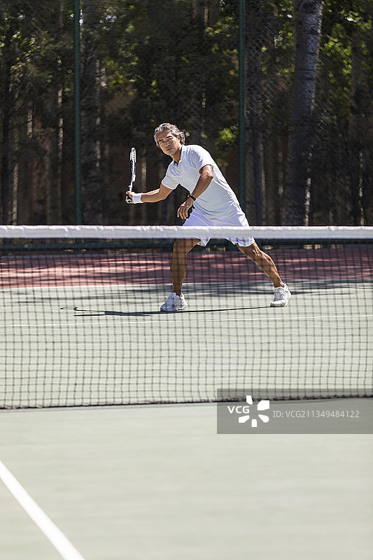 中老年男子在网球场打网球图片素材