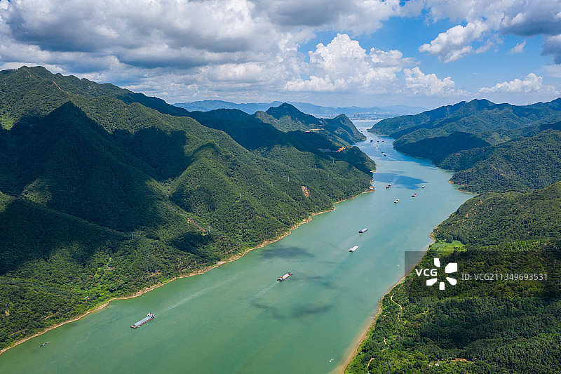 广东肇庆西江羚羊峡 峡谷 轮船 货运 河流 山脉图片素材