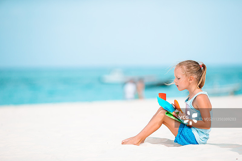 年轻女孩在度假时在海滩上玩得很开心图片素材