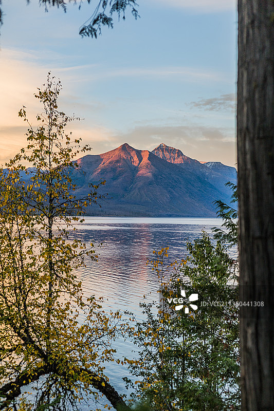 美国蒙大拿州麦克唐纳湖的湖泊和山脉的风景图片素材