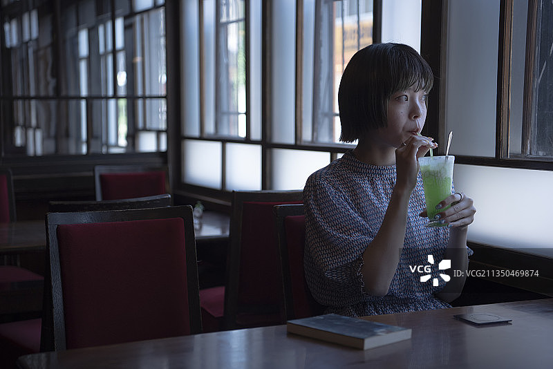 女子在日式咖啡馆图片素材
