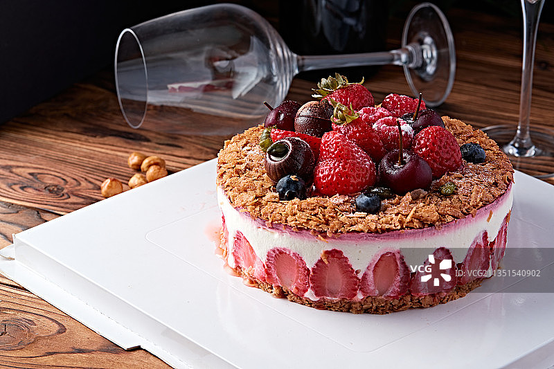 鲜水果点缀的鲜奶慕斯草莓烤坚果生日蛋糕图片素材