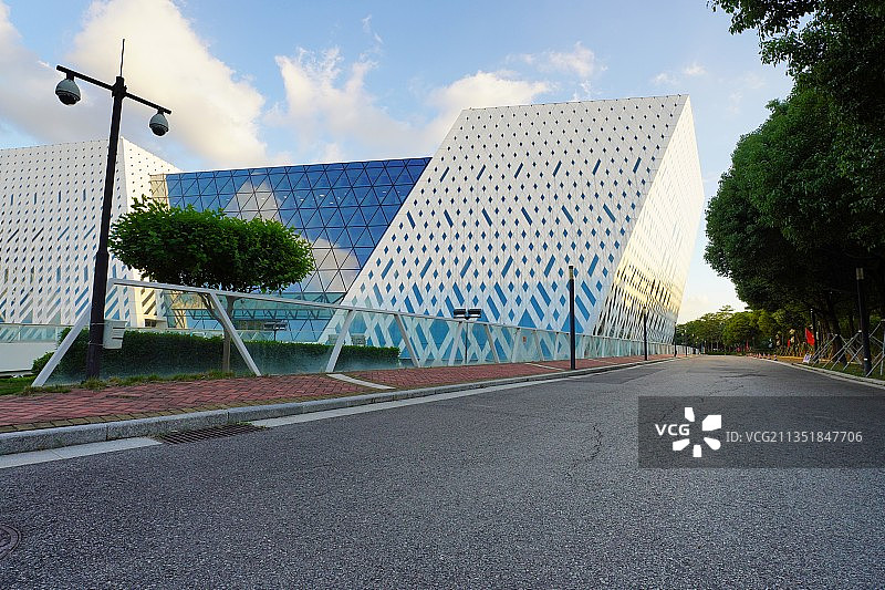 福州现代抽象建筑福州城市规划展览馆，沥青路面图片素材