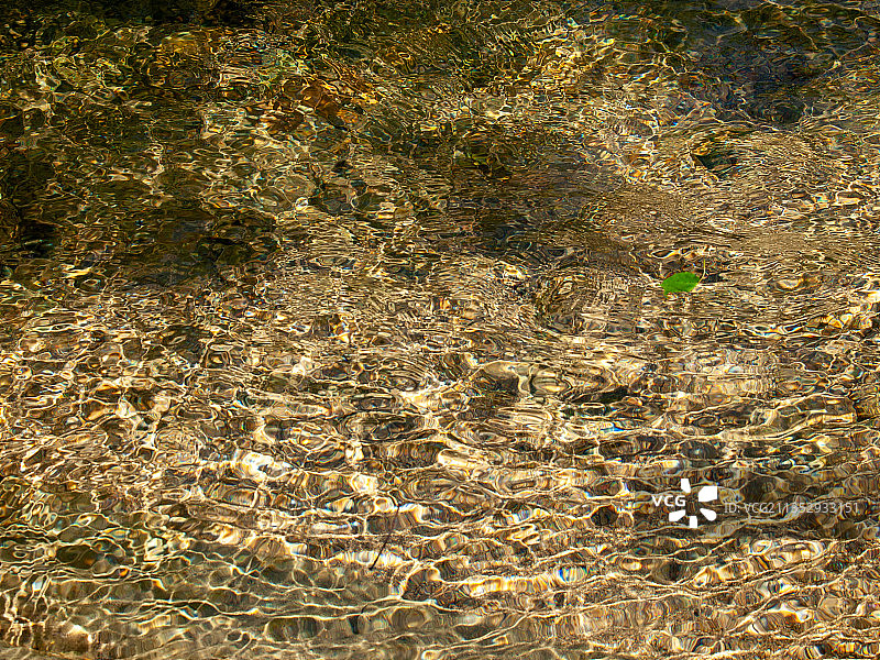 溪流-流水-鹅卵石-闪光图片素材