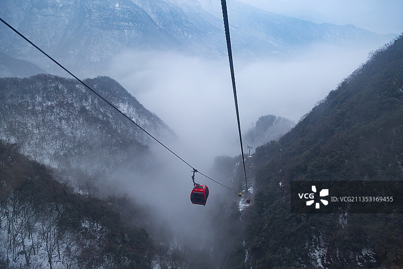 冬天雪景中高视角下的陕西龙头山景区索道图片素材