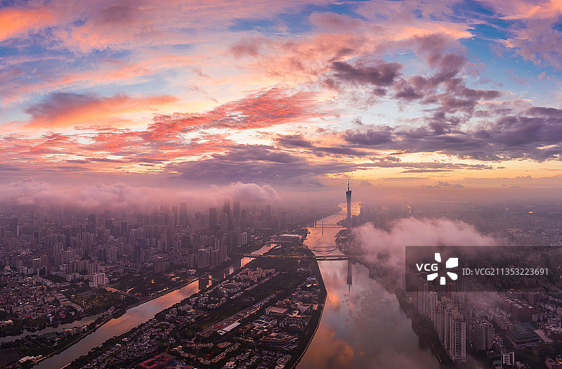 航拍早晨广州霞光万丈，云雾缭绕，天空缤纷多彩图片素材