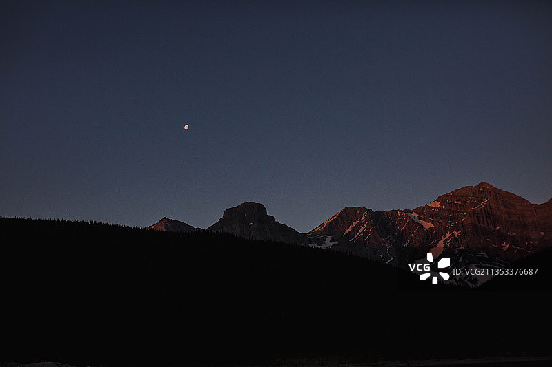 加拿大落基山脉，加拿大，山脉在夜晚晴朗天空下的剪影风景图片素材