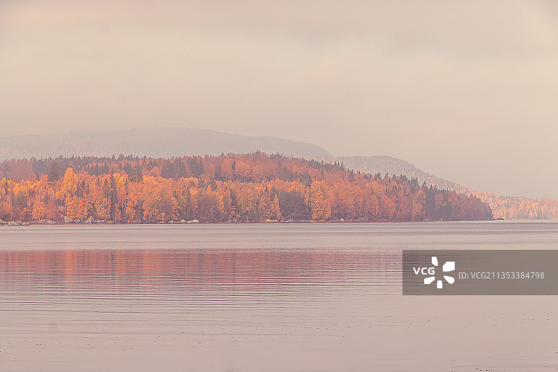瑞典，秋天，天空映衬下的湖泊风景图片素材