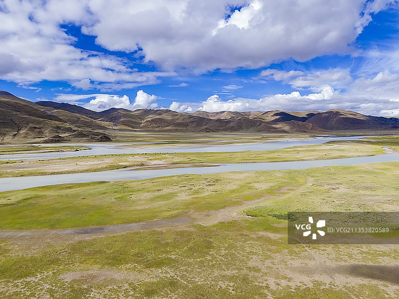 高视角航拍西藏阿里地区草原风光，鸟瞰高原湿地图片素材