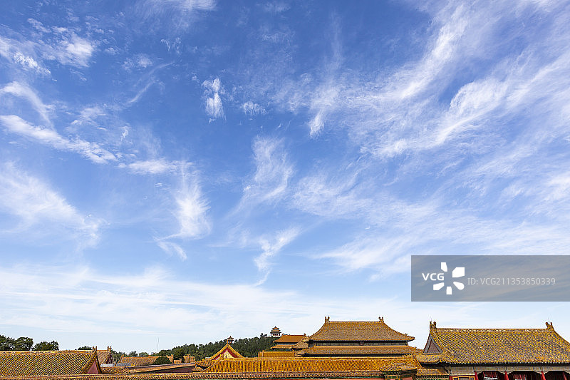 蓝天白云下北京故宫的红墙黄瓦及景山公园万春亭图片素材