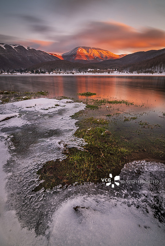 日落时天空映衬下的湖景图片素材