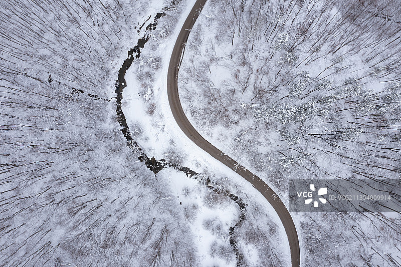 保加利亚森林中被雪覆盖的道路的鸟瞰图图片素材