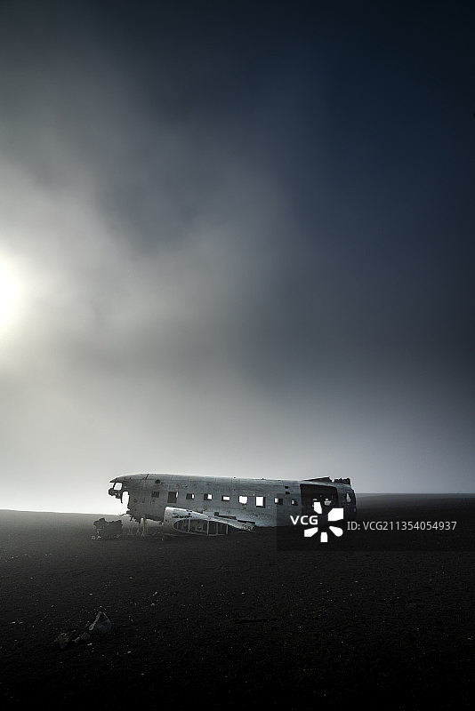 冰岛，Kalkofnsvegur，汽车在天空中行驶的特写镜头图片素材
