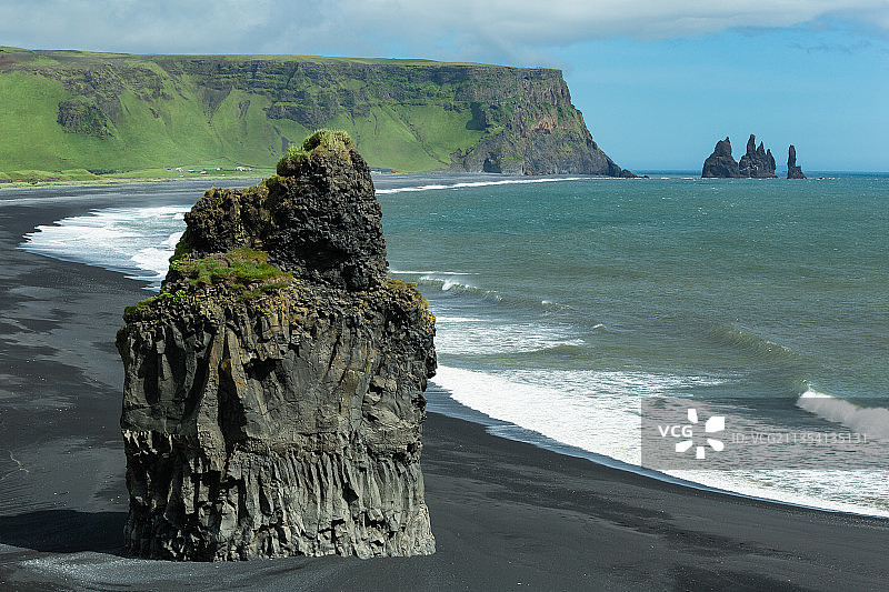 冰岛南部，海滩上的岩石与天空的风景图片素材