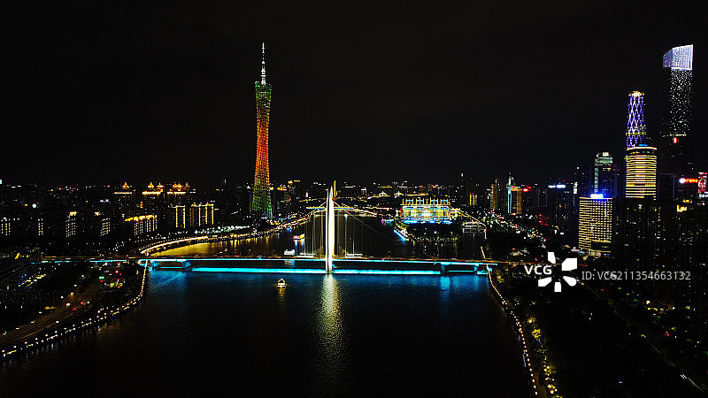 晚上的广州塔和周边的高楼大厦的灯光秀图片素材