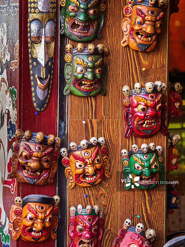西藏-拉萨-八廓街的工艺品-面具图片素材
