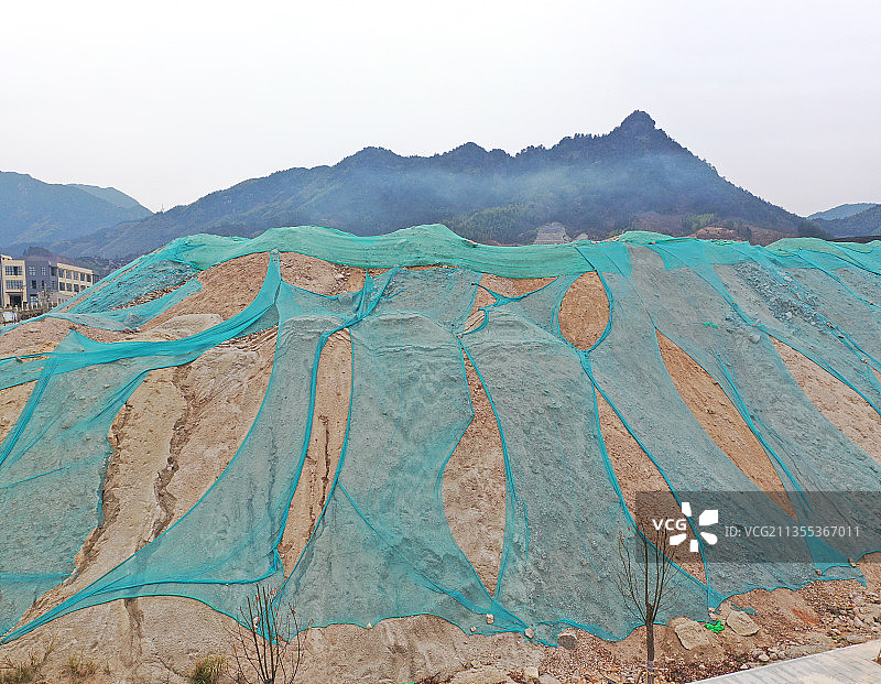 浙江景宁绿色覆盖的废土堆图片素材