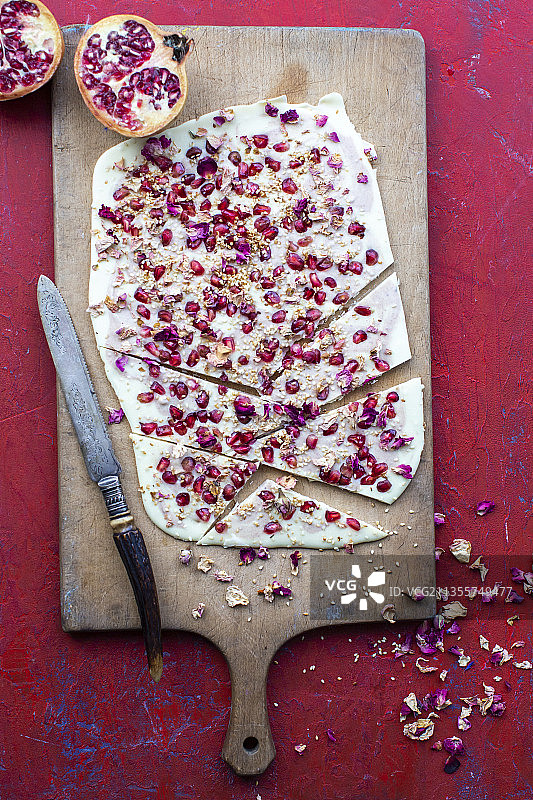 白巧克力树皮，石榴和玫瑰花瓣图片素材