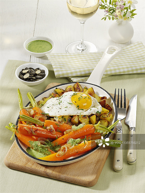 胡萝卜、炸土豆和煎蛋图片素材