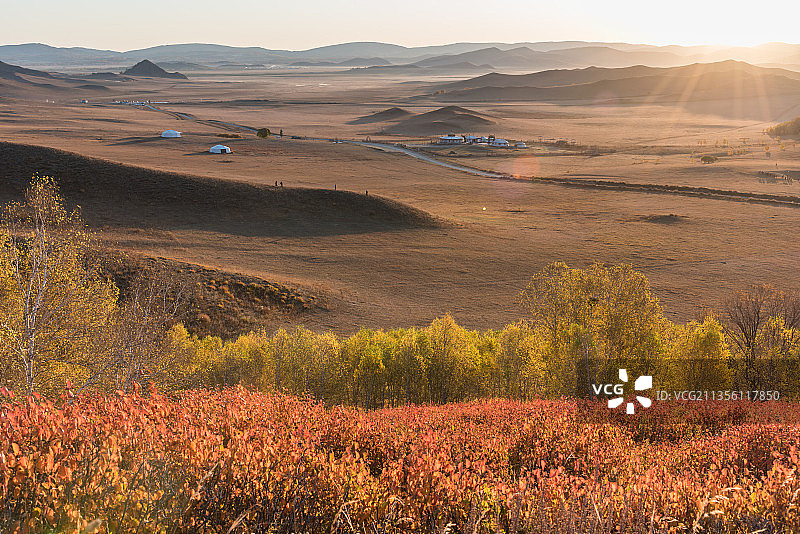 秋天日出下内蒙古坝上桦木沟的山坡草原树林图片素材