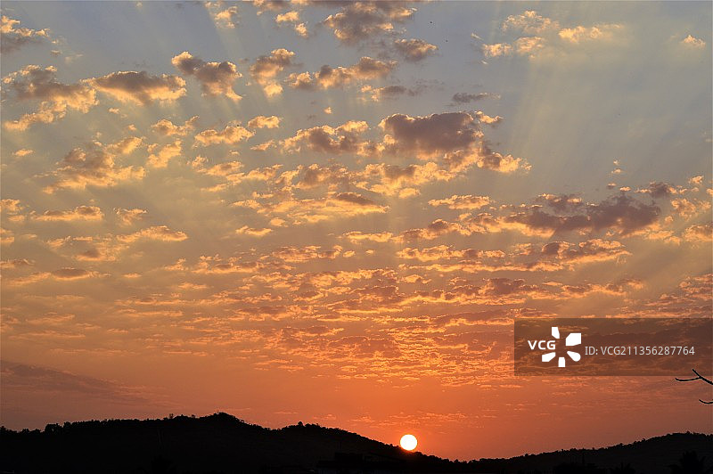 印度果阿邦，日落时山脉的低角度剪影图片素材