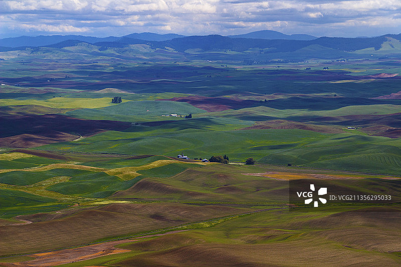 美国华盛顿利文沃斯，天空映衬下的农田风景图片素材