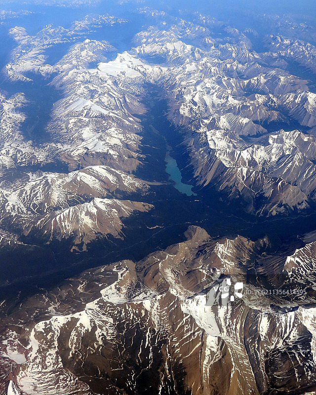 加拿大落基山脉白雪皑皑的山脉鸟瞰图图片素材